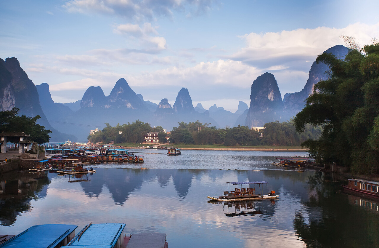 岩溶山地景观和反射在桂林阳朔桂林旅游