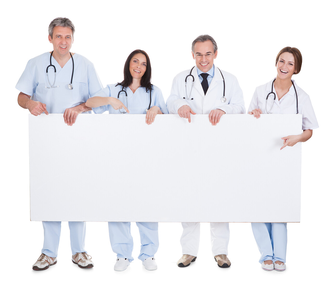 医生站成一排持标语牌
