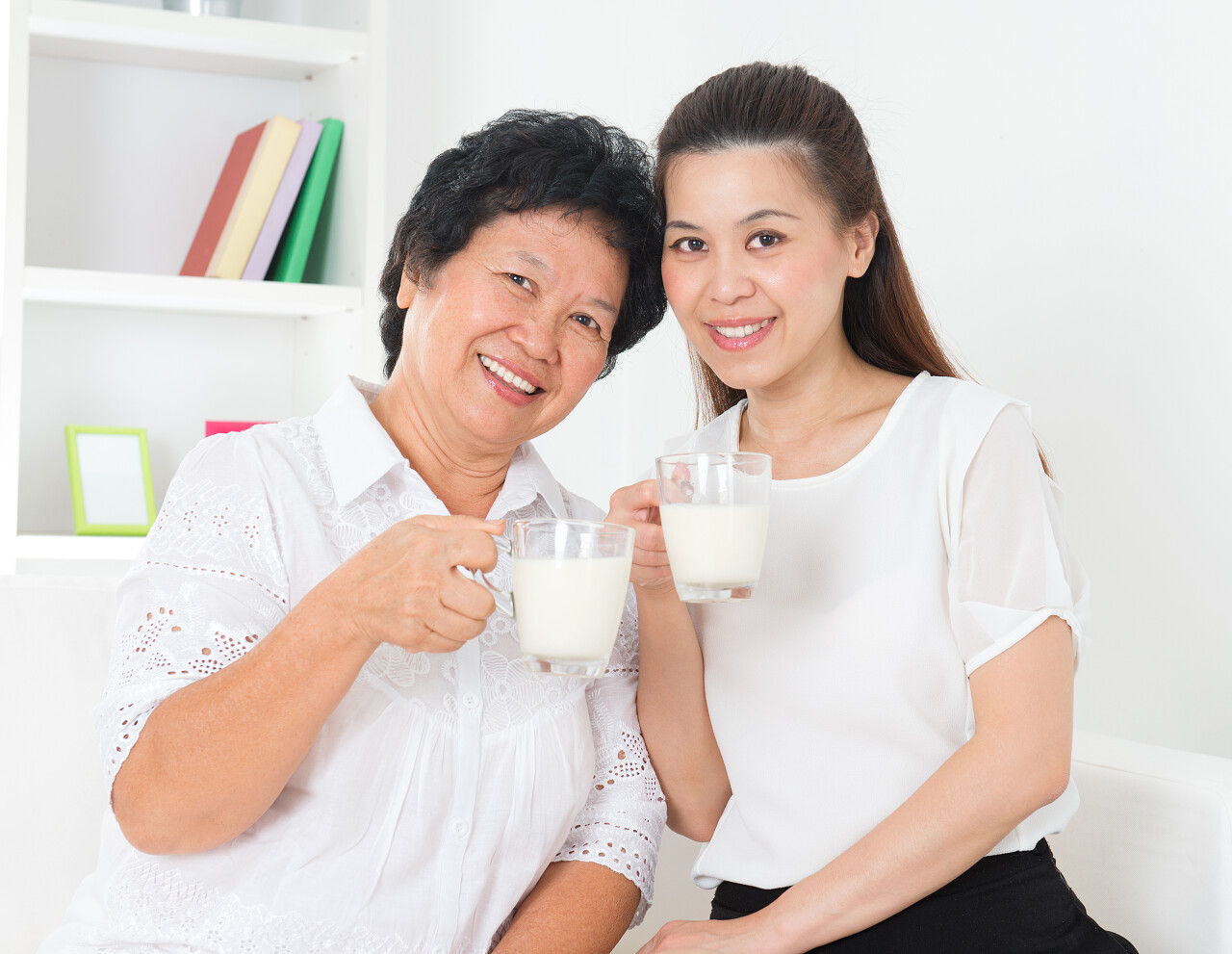 母女共同喝牛奶