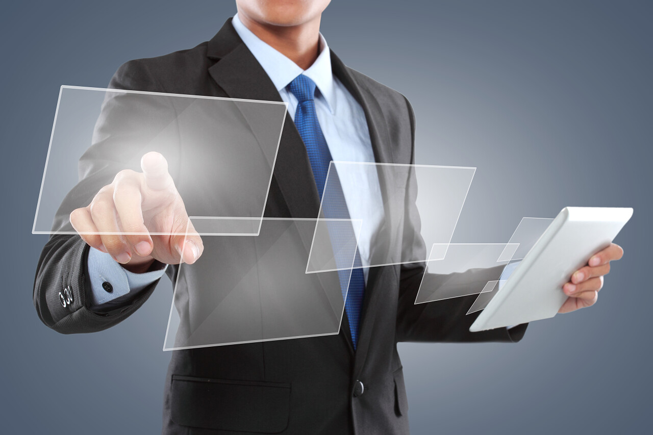 手按触摸屏界面上的按钮办公的商人男性