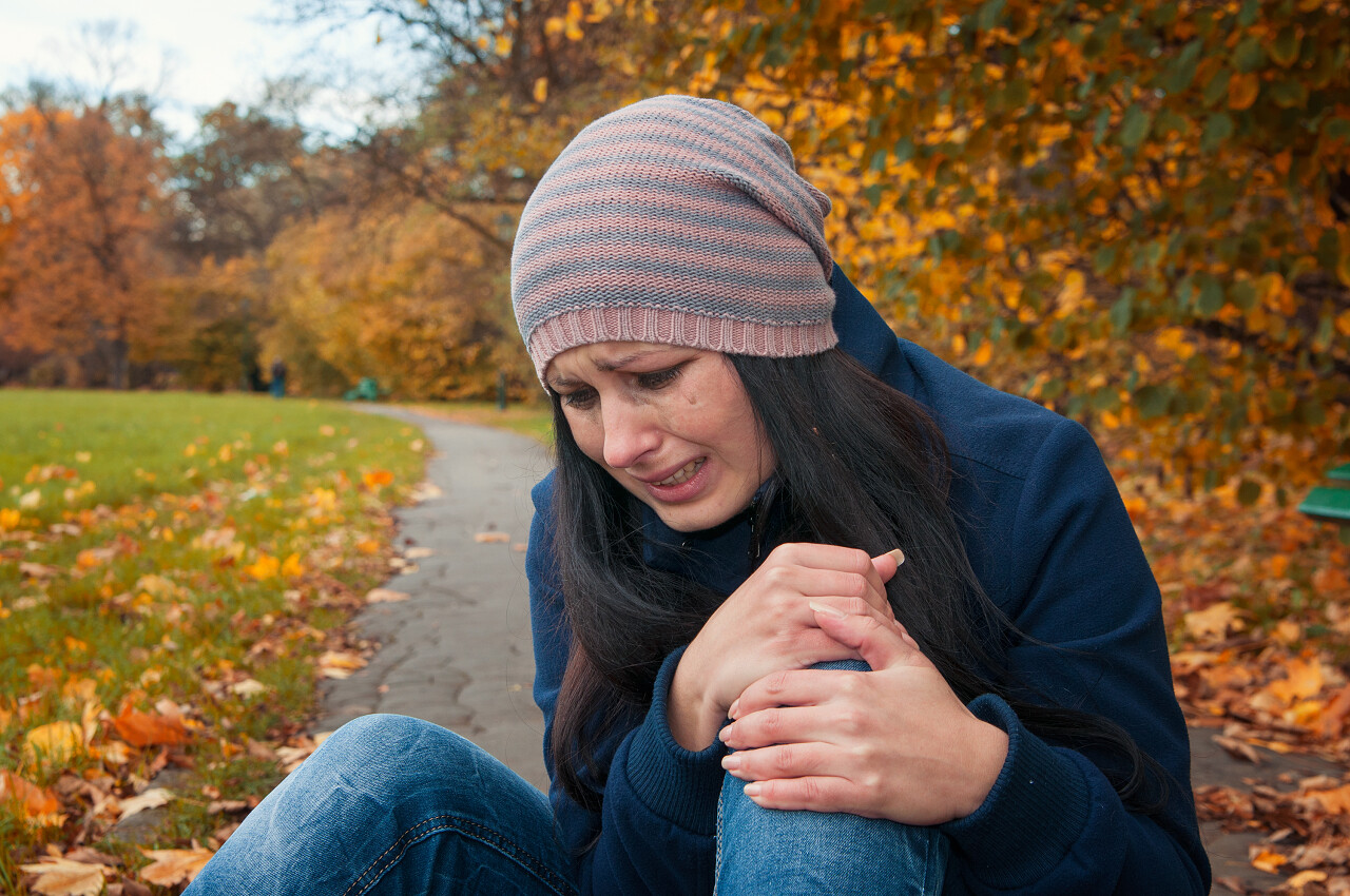 在抑郁和挫折中哭泣的女孩无奈后悔