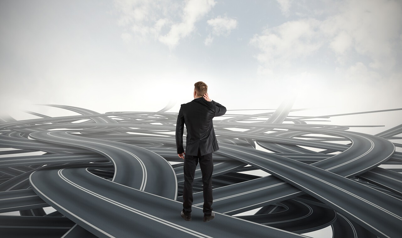 男人在艰难地选择前进的道路选择困难症
