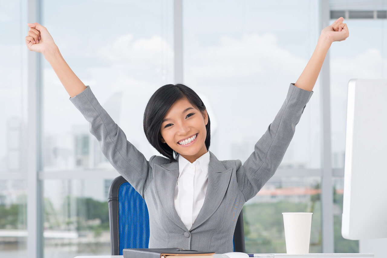 肖像的一个性格开朗的秘书把她的手向上和微笑