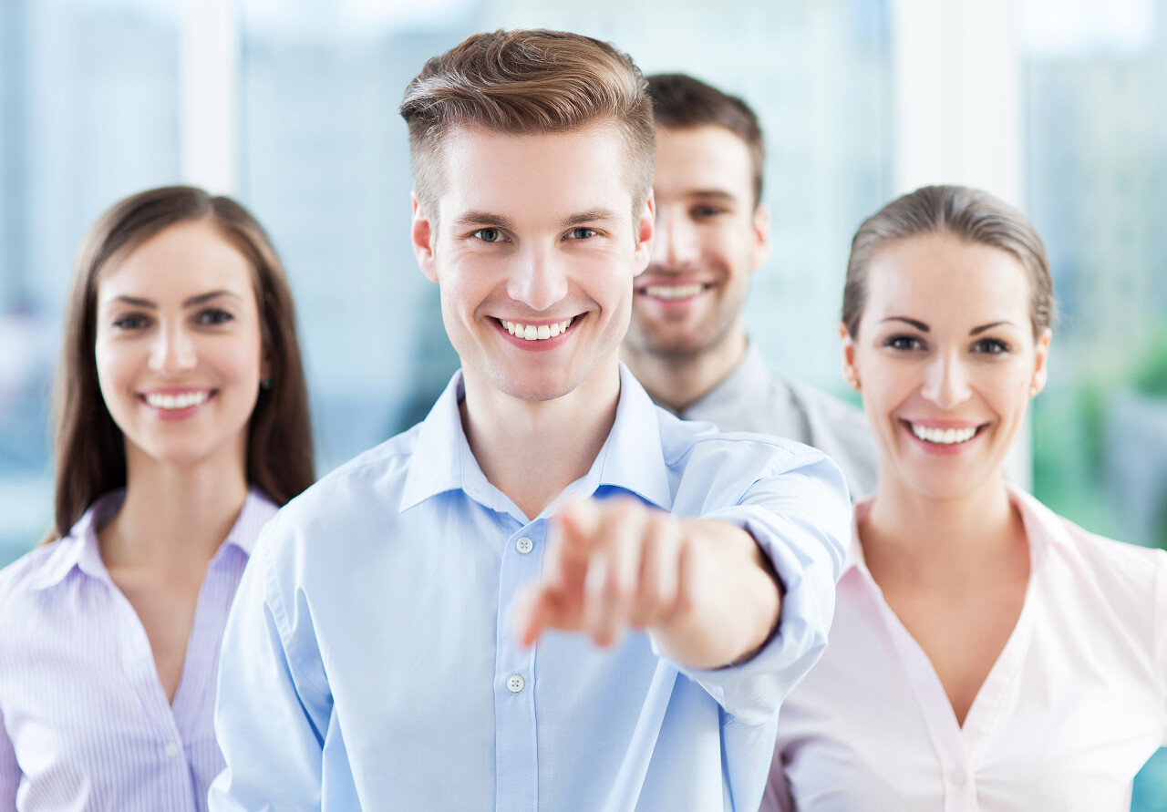 工友倚在办公室中的表