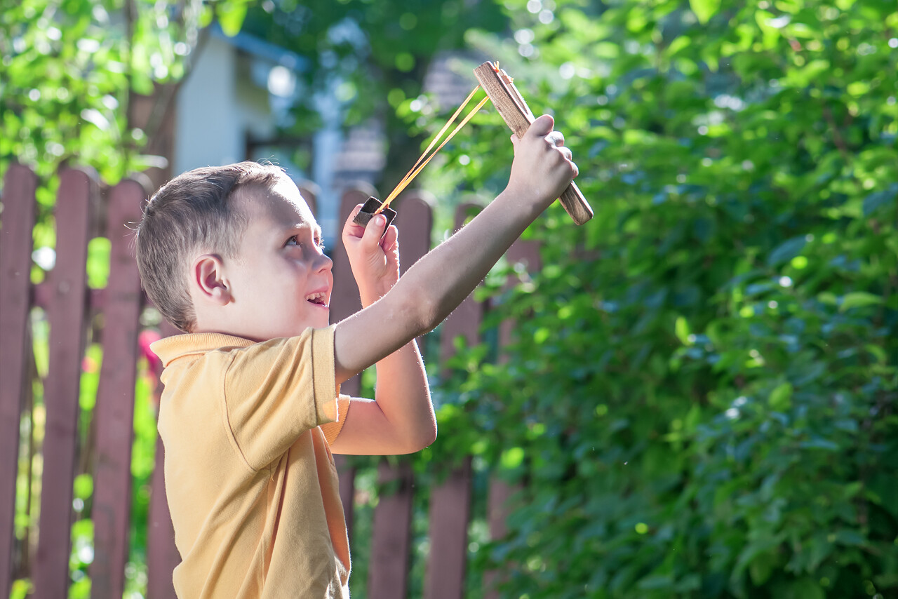 有弹弓射击的小男孩
