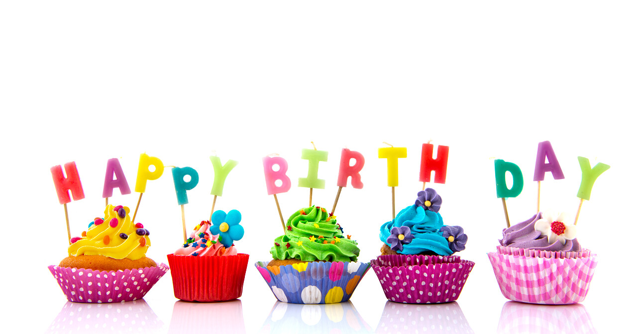 多彩蛋糕生日快乐蜡烛在白色背景上