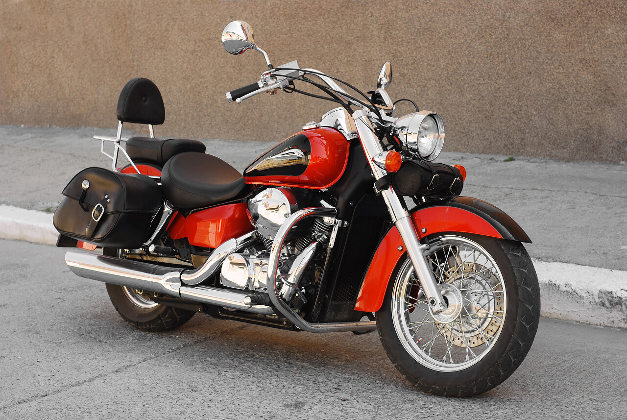 停在路边的摩托车