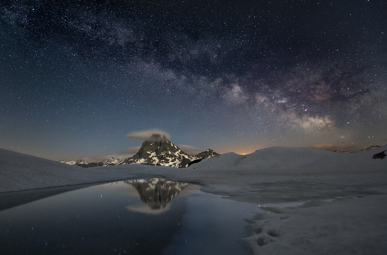 在西班牙的山和天空中的银河西班牙