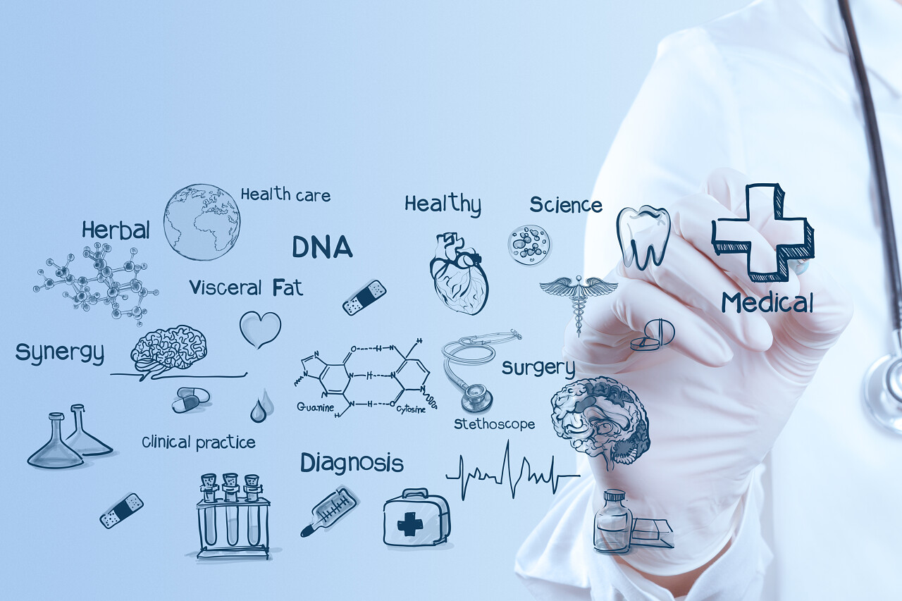 在书写医学符号的医生医疗平台