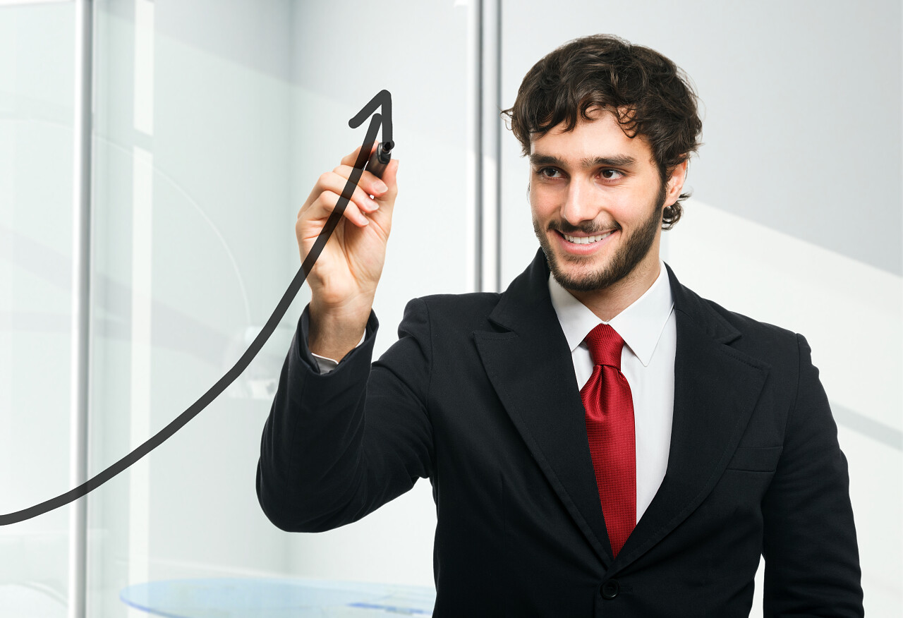 男人在玻璃上绘制一个不断上升的箭头提升箭头提升