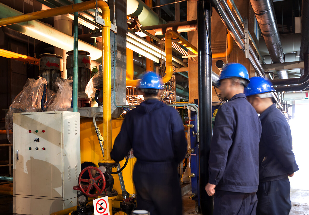 工人正在讨论技术工人