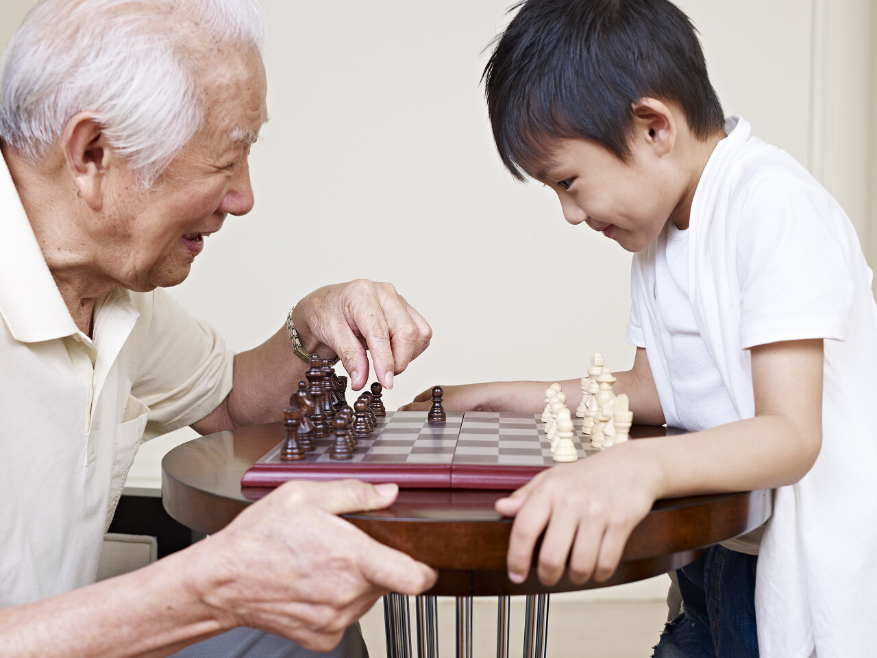亚洲爷爷和孙子下棋