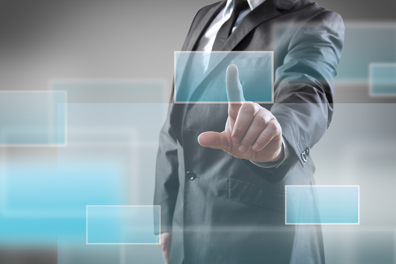 一个按虚拟按钮的商人