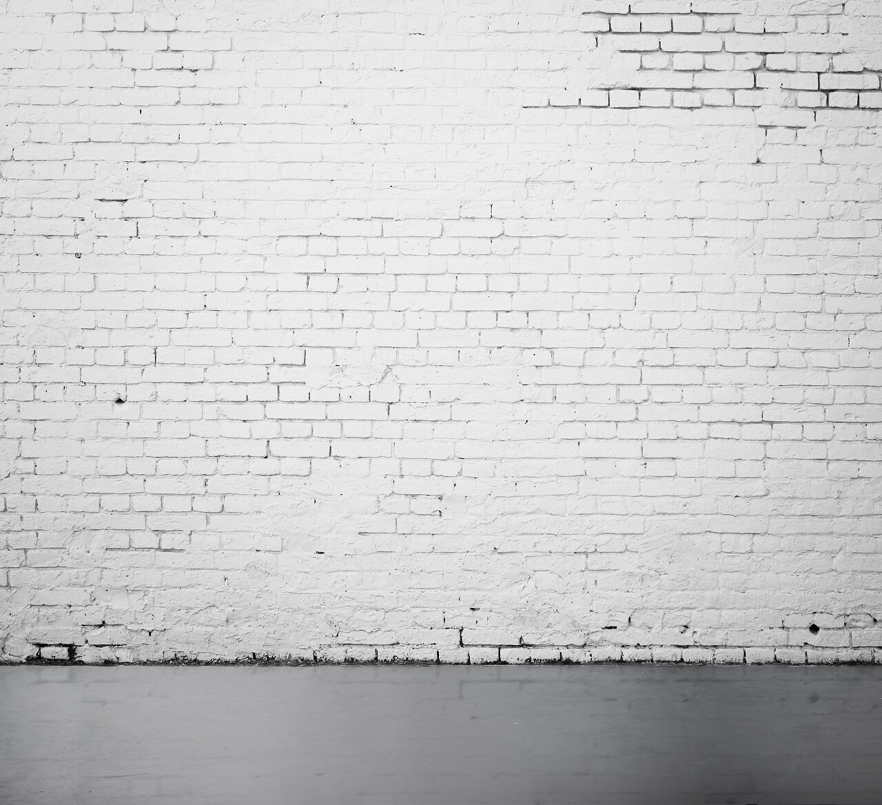 白砖墙壁和黑色地板