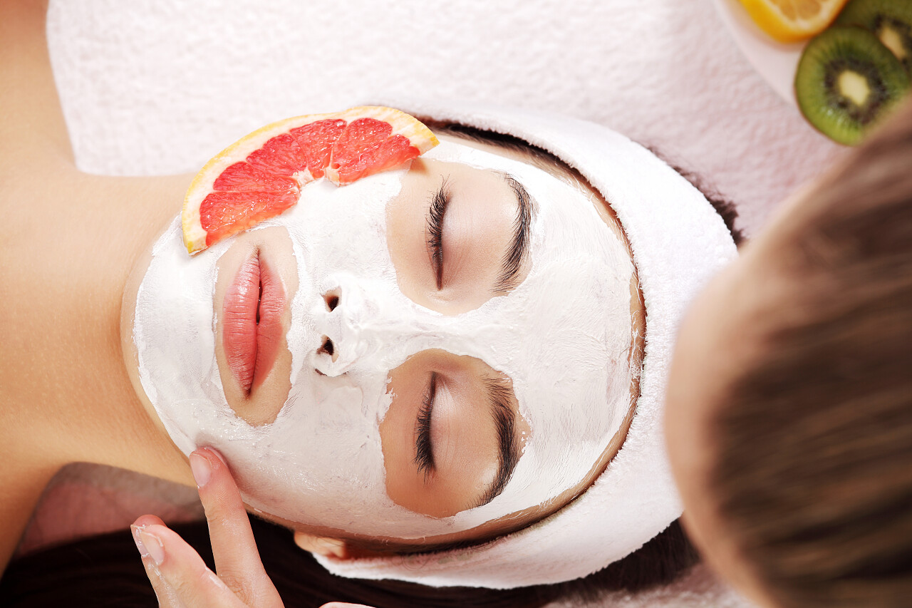 敷面膜的美女放松解压