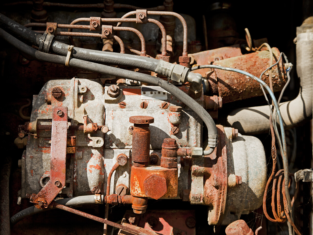 生锈的发动机和压缩机