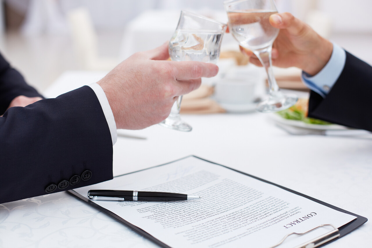 两个男人在碰杯签约成功合作