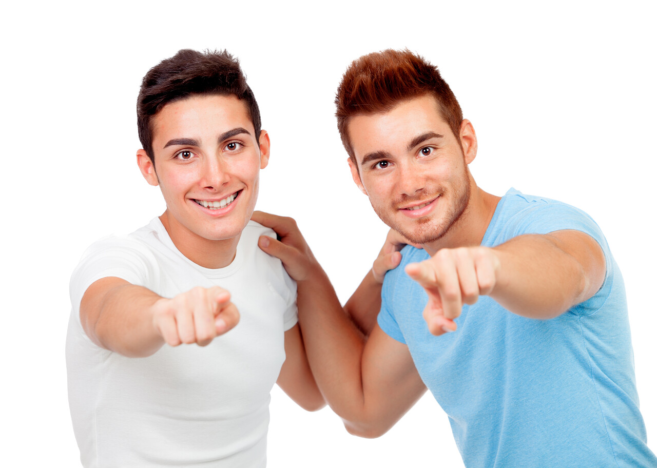 白色背景上两个指向前面的男人鄙视