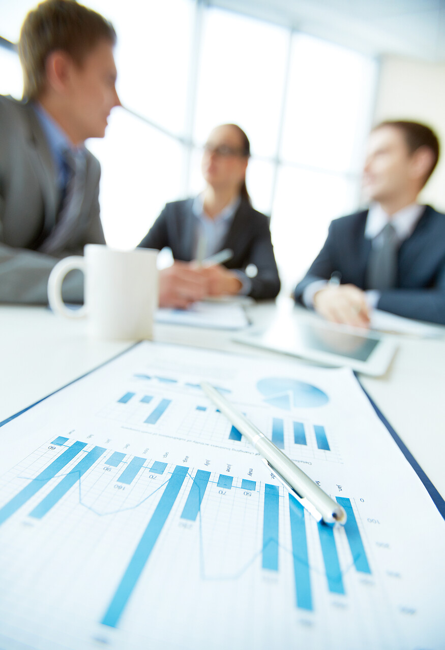 三个人在交流商务沟通团队商务会议开会