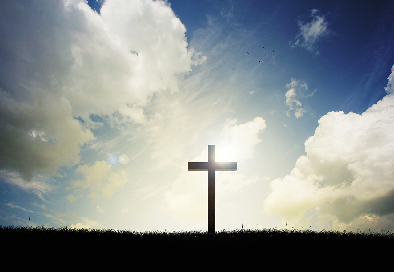 日落时的十字架剪影