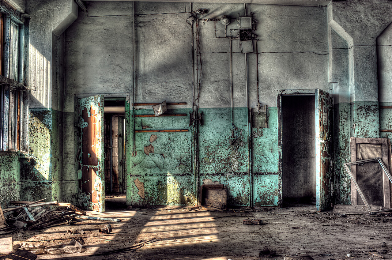 有两道门的废弃工厂