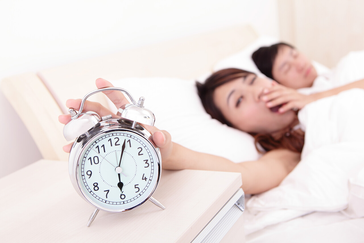 醒来累了几个碰闹钟虽然他们都睡在床上亚洲家庭