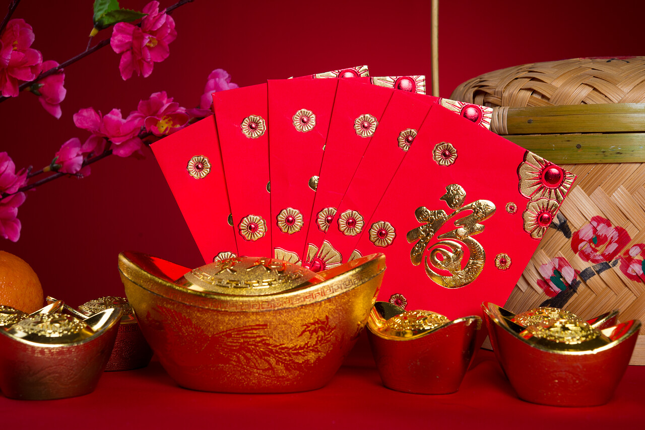 中国新年节日装饰品战俘或红色数据包和金锭