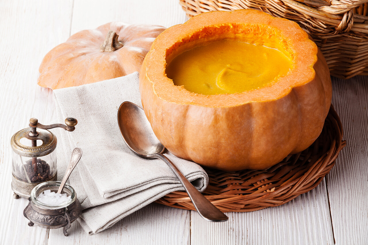 在原始的南瓜碗南瓜汤