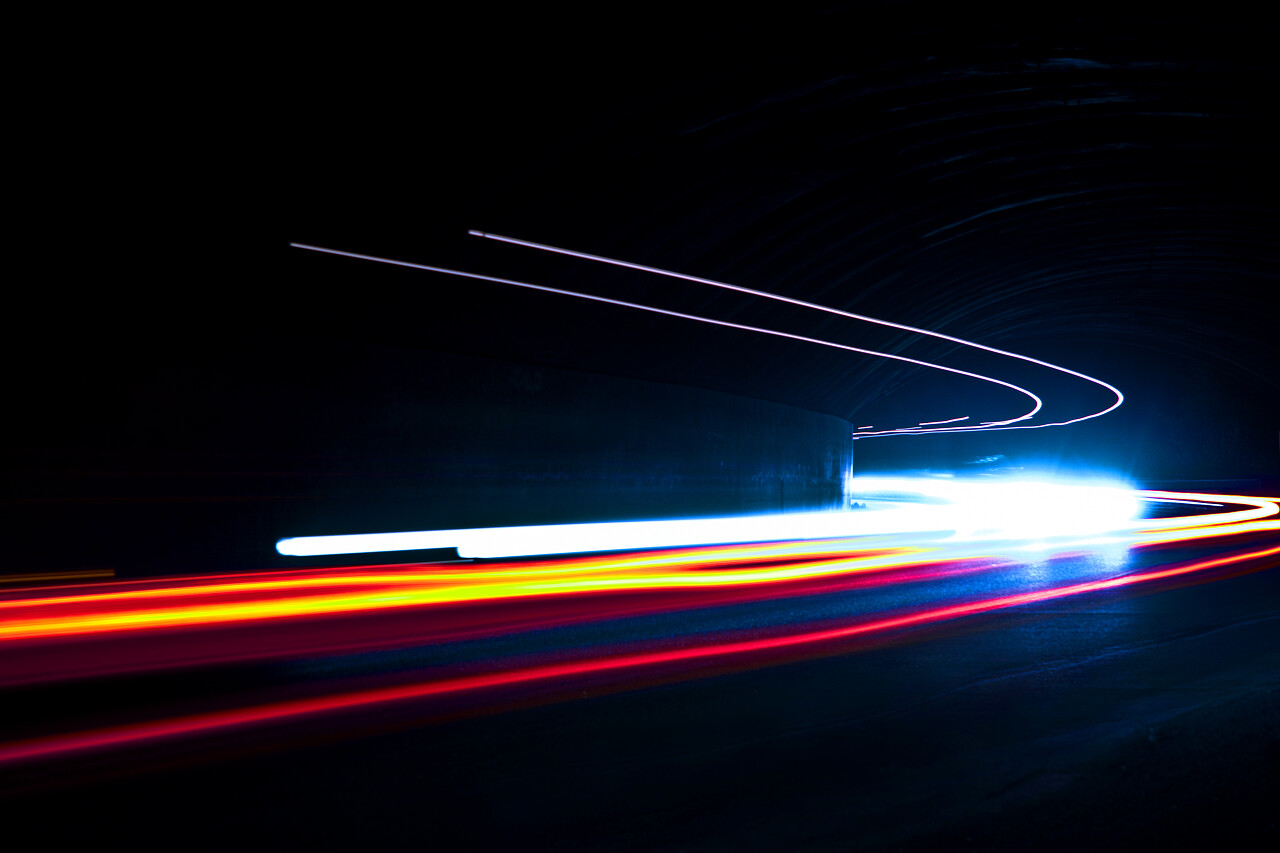 车光迹艺术形象在一条隧道长曝光的照片
