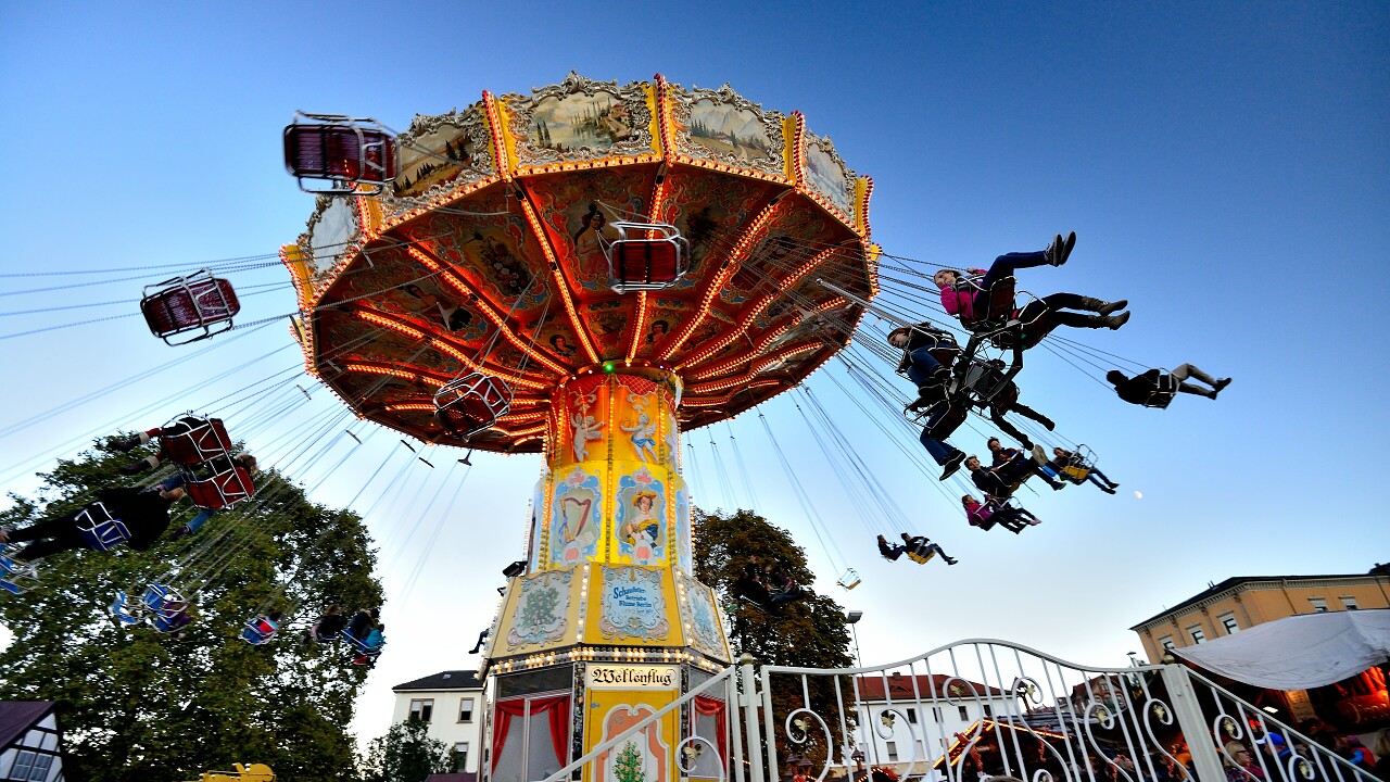在显微镜和蓝色渐变背景中排列宠物血液样本