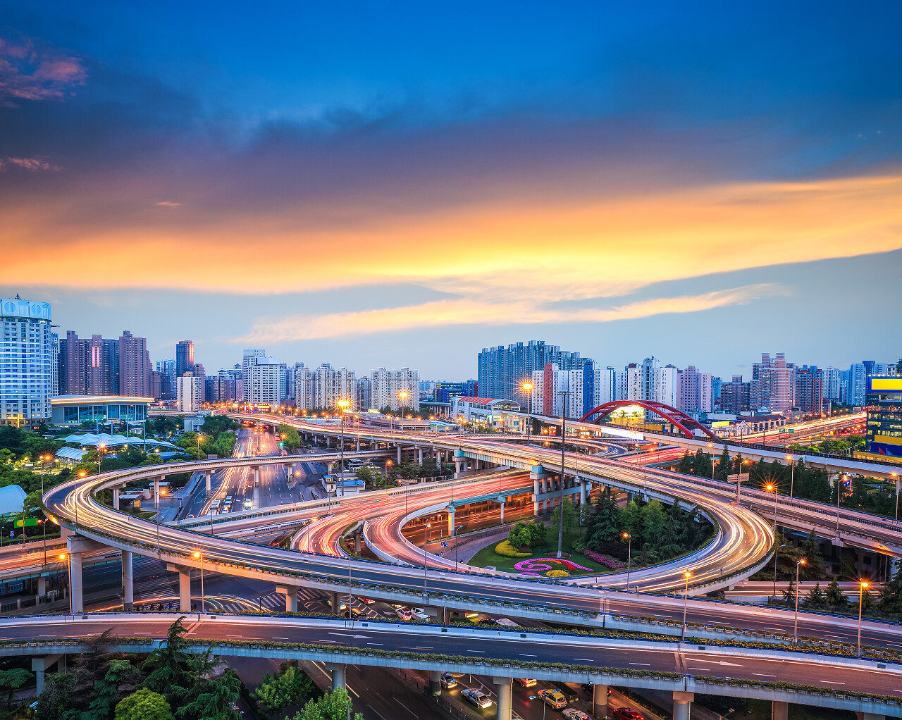 晚霞中的美丽立交桥上海