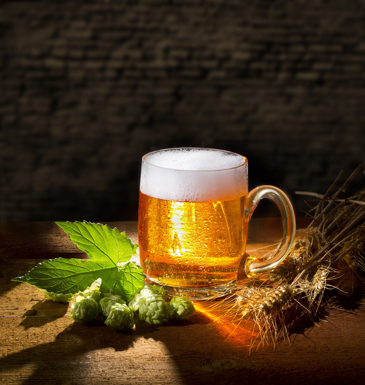 伟大的啤酒和啤酒花静物