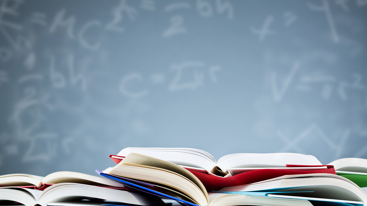 打开躺平在蓝色的背景前各种公式和字母的书