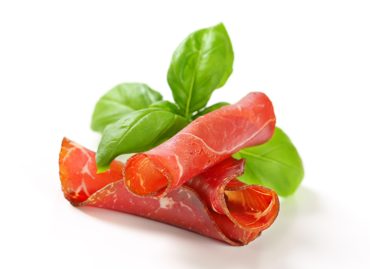 片熏腌牛肉卷起