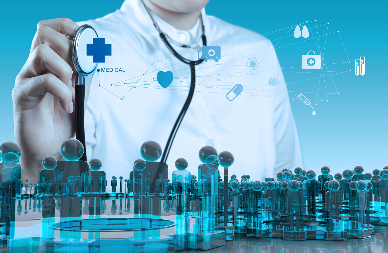 医生手用听诊器和人类社会的标志医疗平台