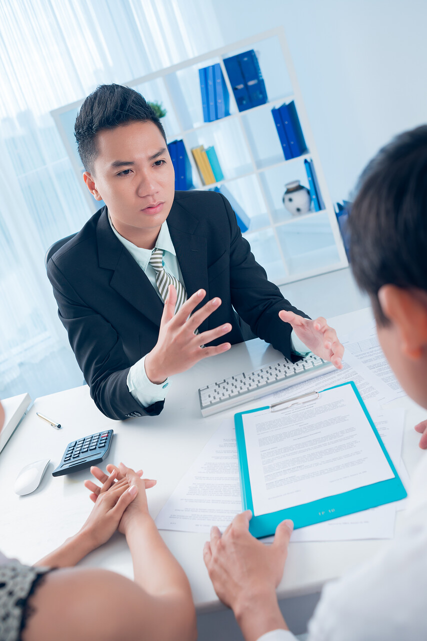 垂直图像的解释与热情的东西给他的客户年轻银行家