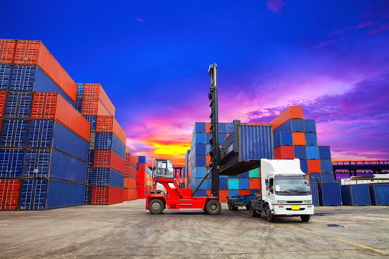 鲜艳货运码头装货的集装箱海关日