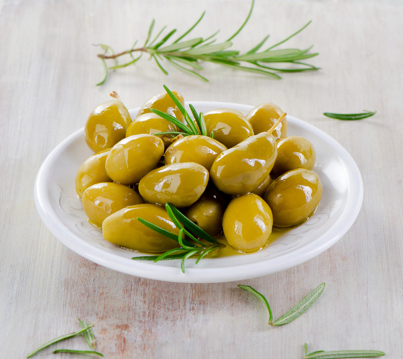浸泡过草药的青橄榄食品图