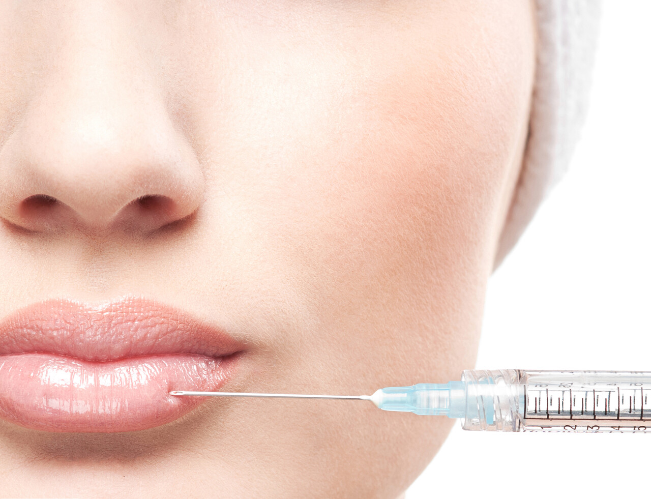 肉毒杆菌毒素治疗在白色背景特写图像纹唇美容医生打针注射