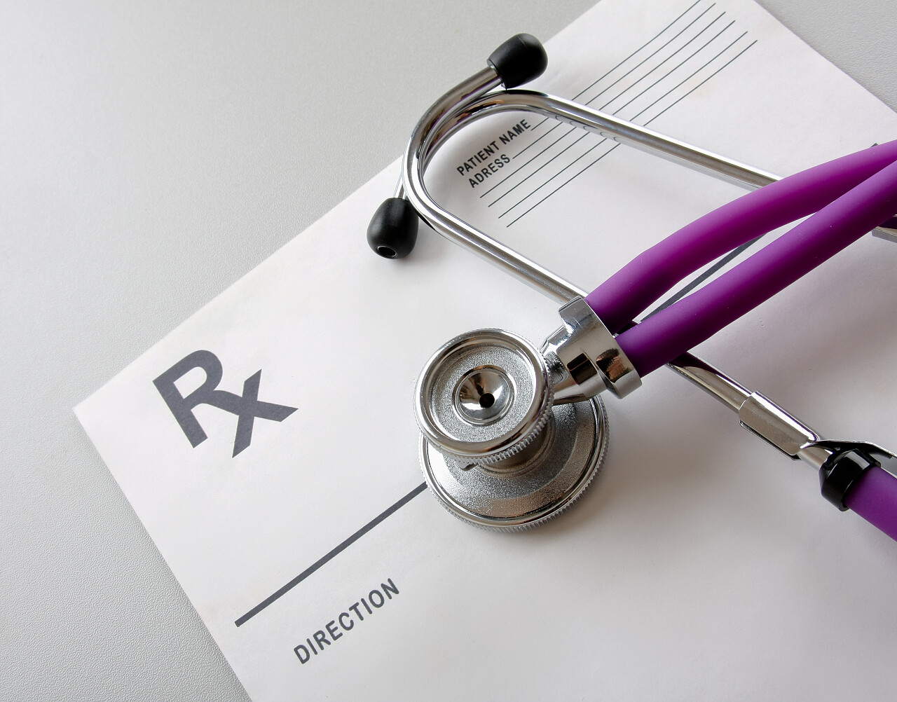 Rx处方孤立的白色背景上听诊器的特写