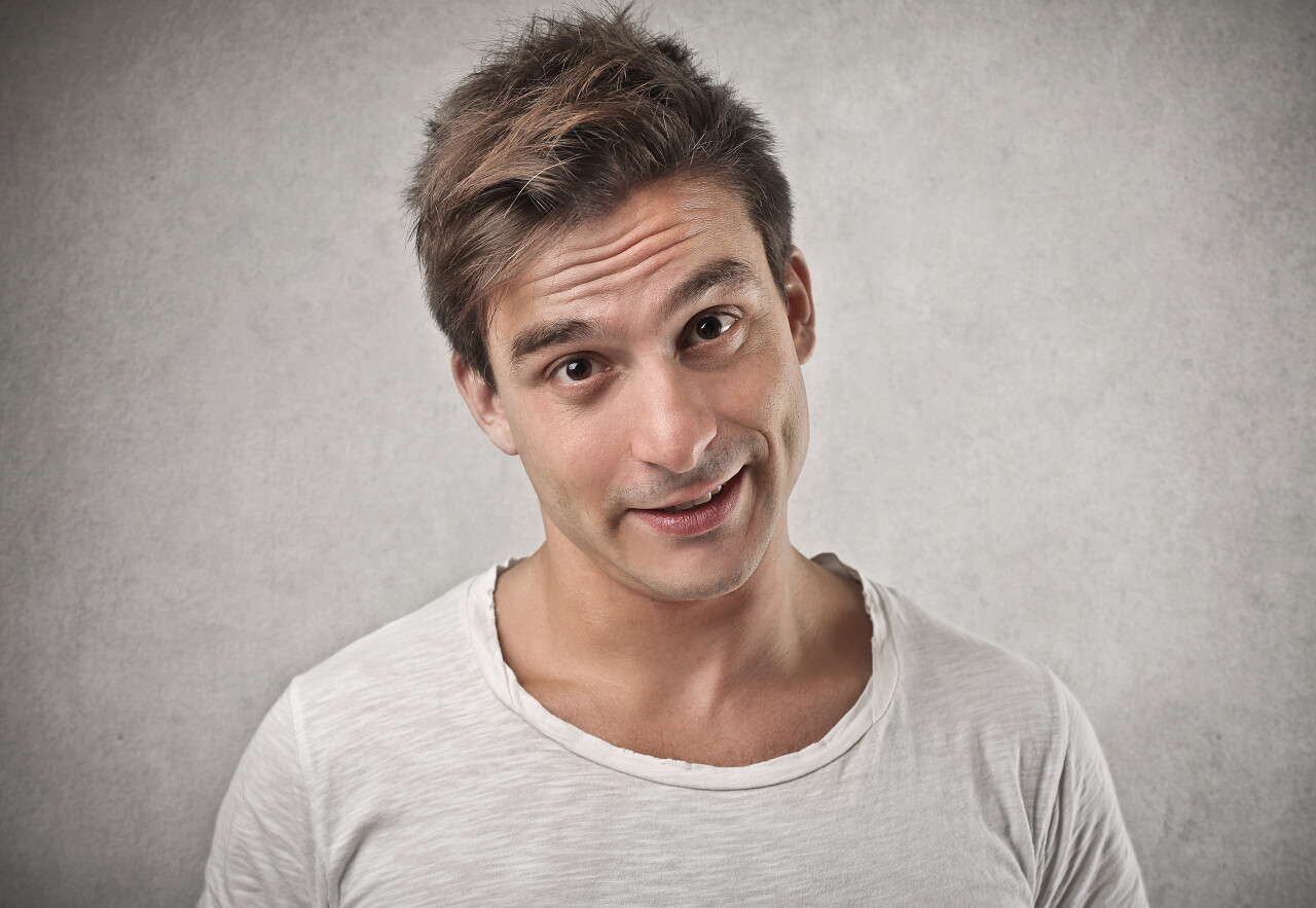 年轻英俊的男人，做笑脸表情