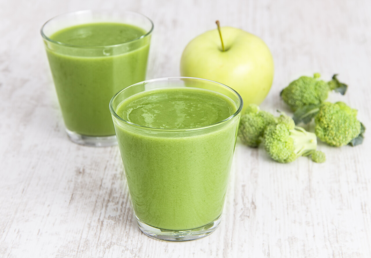 绿色果汁苹果与花椰菜