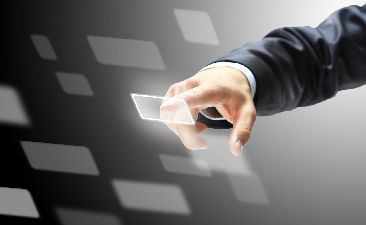 男人的手按下按钮进行选择