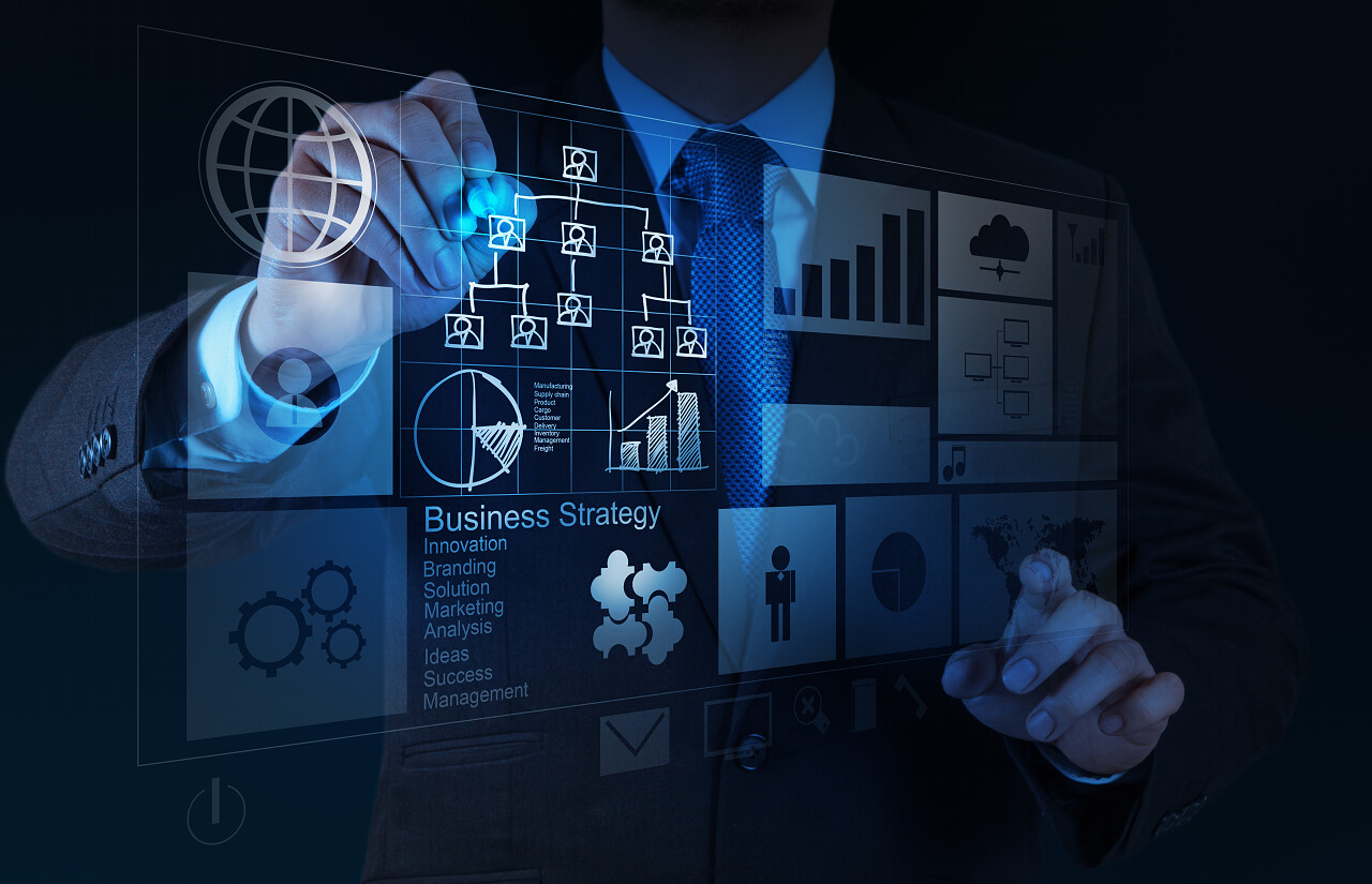 计算机和业务战略作为概念的商人手