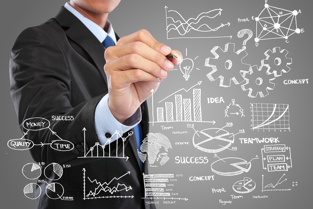 商务男人手拿笔画图表