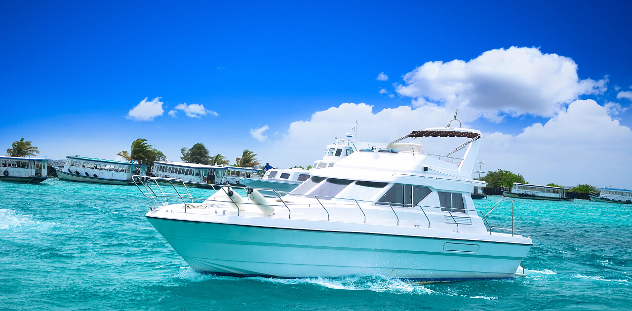 美丽的海面上的一艘游艇