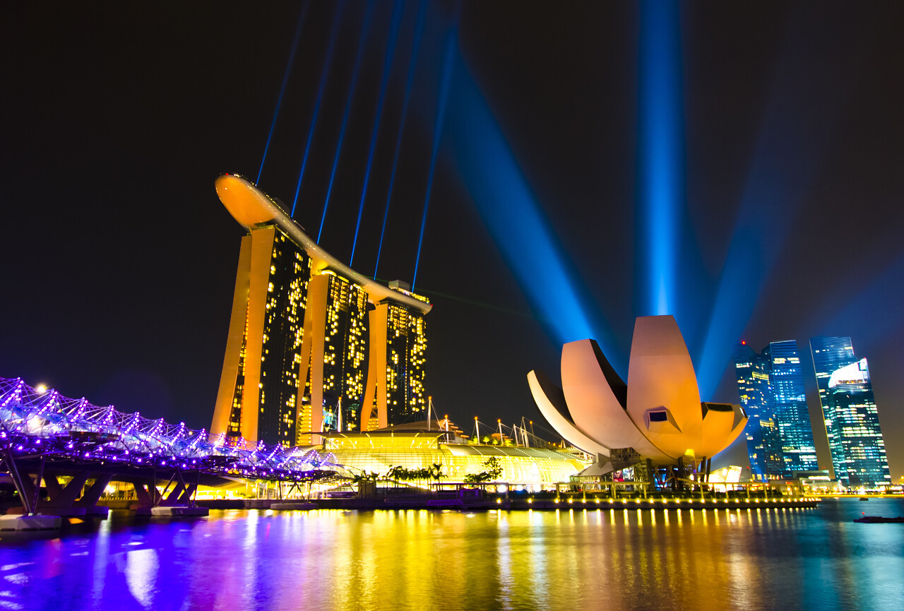 独立滨海湾金沙酒店耸立在滨海湾新加坡旅游