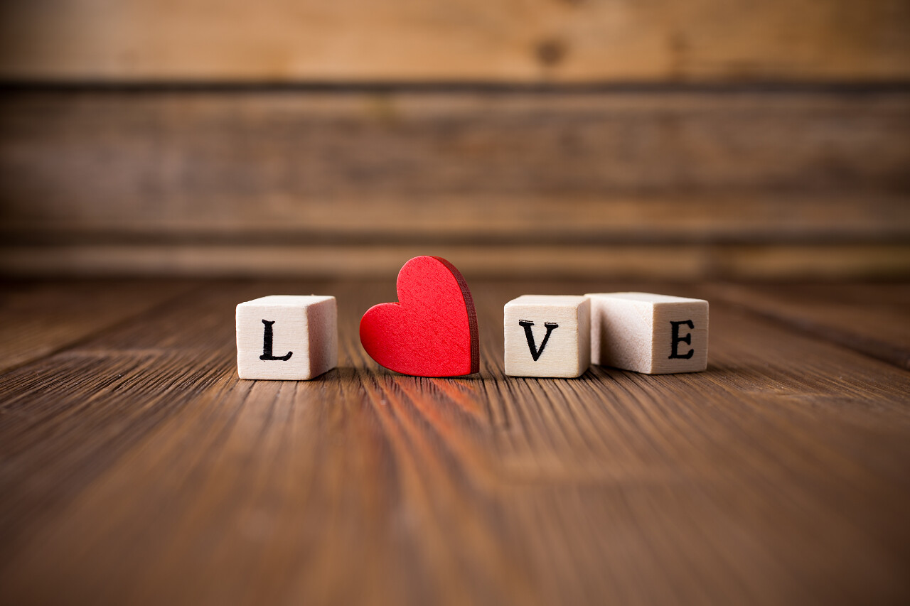 爱的信息写在木制的块红心爱情七夕520情人节214情人节