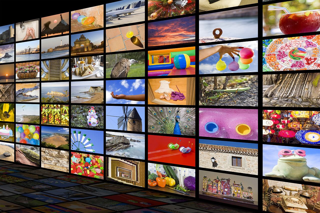 与不同的渠道在反射一个黑房间里的大电视