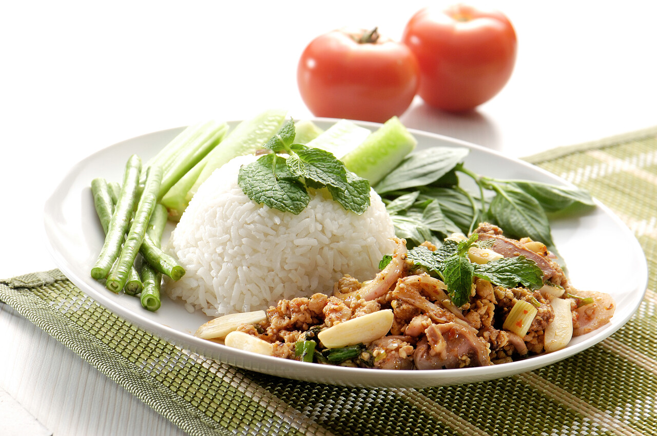 一盘大米鸡肉拌饭在绿色的凉席上看上去很漂亮